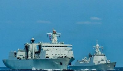 ​呼伦湖号补给船，装载能力强大，我海军执行远洋作战的重要依靠