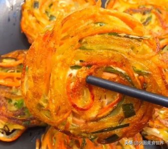 ​土豆丝饼做好入口内嫩外酥，满口生香，是餐桌上最受欢迎的美食