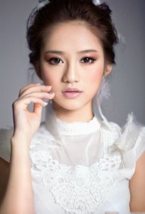 ​付梦妮被媒体称为“萌女郎”，声线带有一种超脱的纯净感