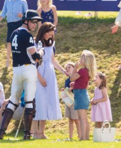 ​英国乔治小王子打马球时摔哭了，凯特王妃这反应堪称教科书级别！