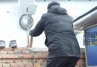 ​隔壁邻居爬梯子直播“大衣哥”唱歌涨粉三百多万