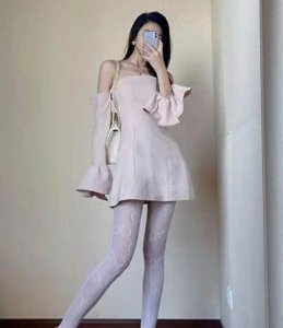 ​白色渔网丝袜搭配粉嫩连衣裙，古力娜扎变身清凉少女！