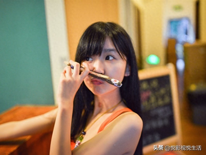 凭借清风拂面走红网络的宋伊人，突显少女气质，演技引网友称赞