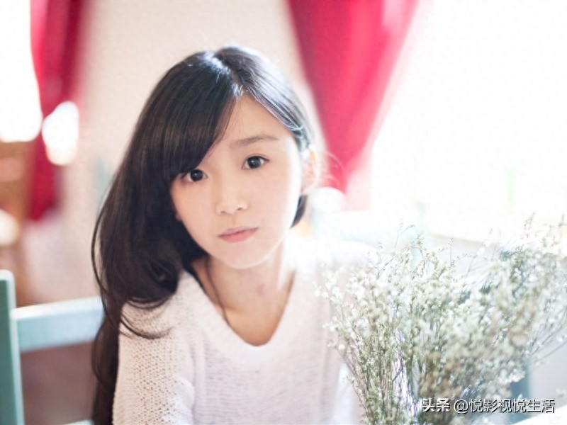 凭借清风拂面走红网络的宋伊人，突显少女气质，演技引网友称赞