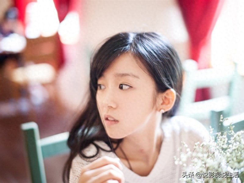 凭借清风拂面走红网络的宋伊人，突显少女气质，演技引网友称赞