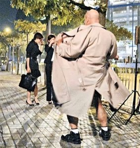 ​日本老妇人到女性澡堂偷拍20几次，竟然是为了满足啃老废材儿子？