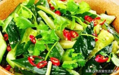 ​凉拌黄瓜的简单做法，味道香辣过瘾，脆爽入味又好吃，分分就学会