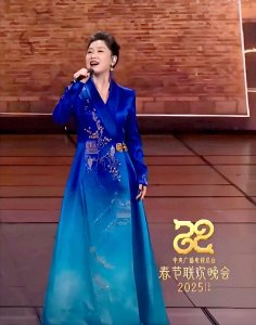 ​凤凰传奇上春晚引热议！主唱玲花是幸福的漂亮妈妈