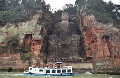 ​乐山大佛第4次闭眼，难道又有大事要发生？镜头记录下全过程