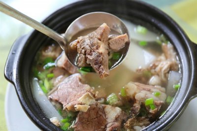 ​牛肉做成汤，不仅做法简单，而且好喝又营养，吃起来很过瘾