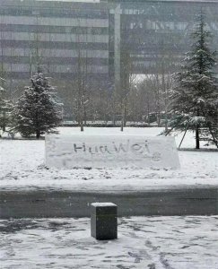 ​大雪后，联想总部Logo竟被涂成华为！网友：这才是朴实无华的商战