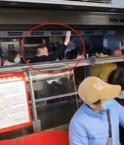 ​后续！青岛皇家美孚被挤兑闭店：多家门店遭群众哄抢，警方已介入