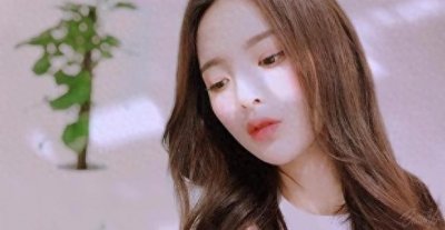 ​杨超越又一组旧图证明了她自己！打工时五官长开就是纯天然颜值！