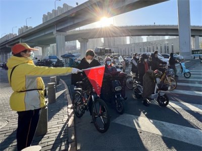 ​多方力量值守，朝阳大郊亭路口文明礼让治理见成效